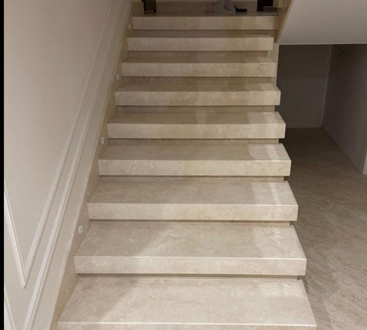 Escalier habillé de marbre beige à marches à nez arrondi