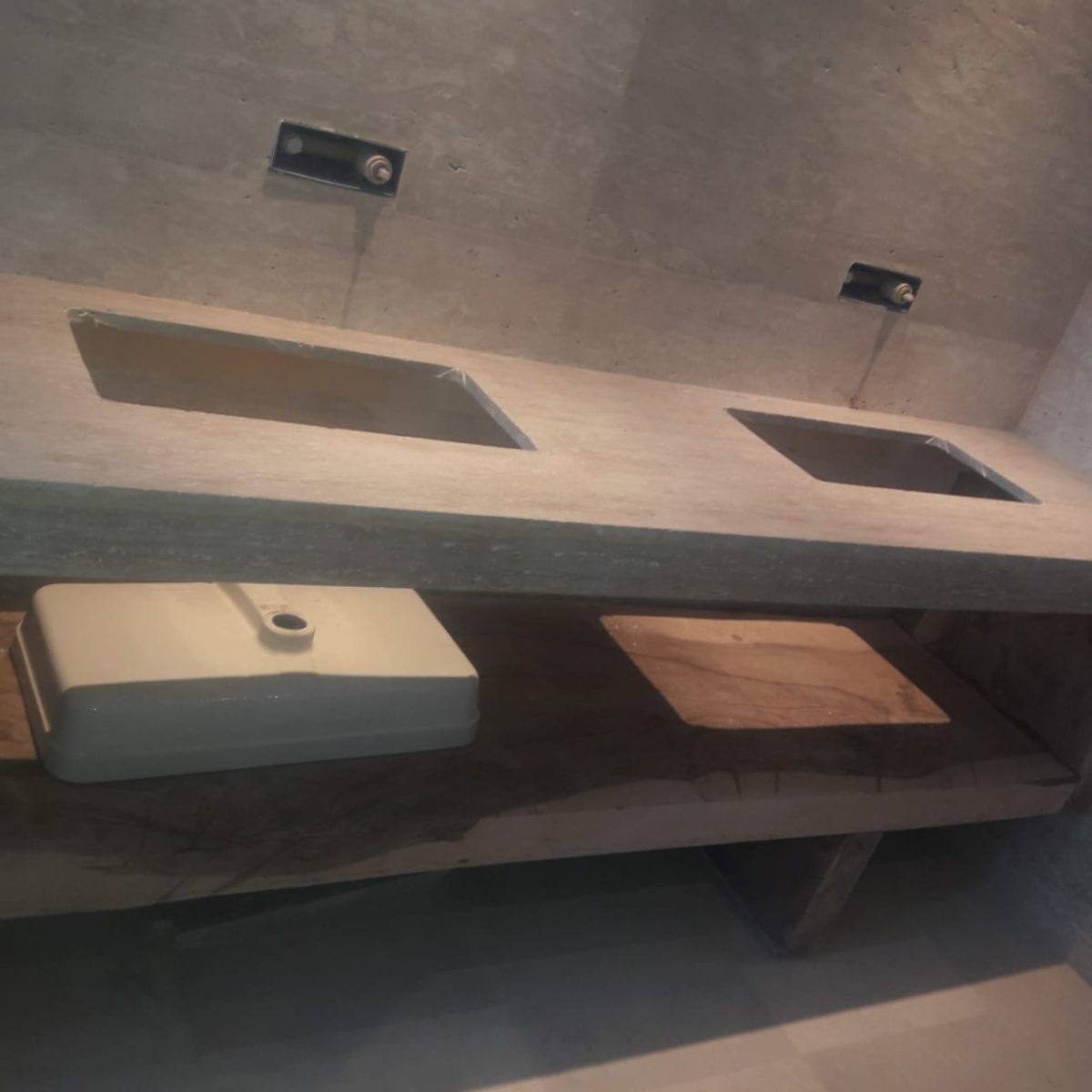 Double plan-vasque en pierre à vasques intégrées, en cours