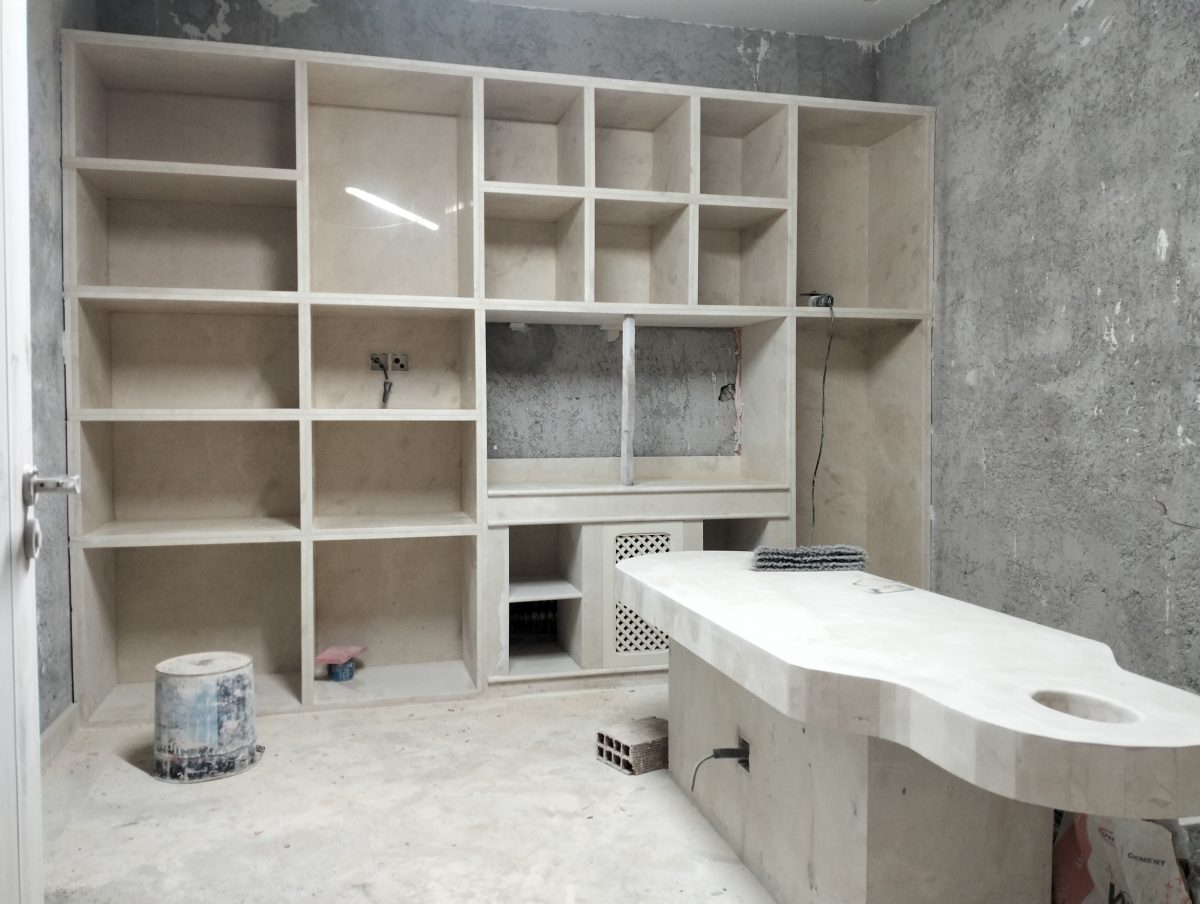 Bibliothèque à niches et plan-vasque en béton ciré, en cours