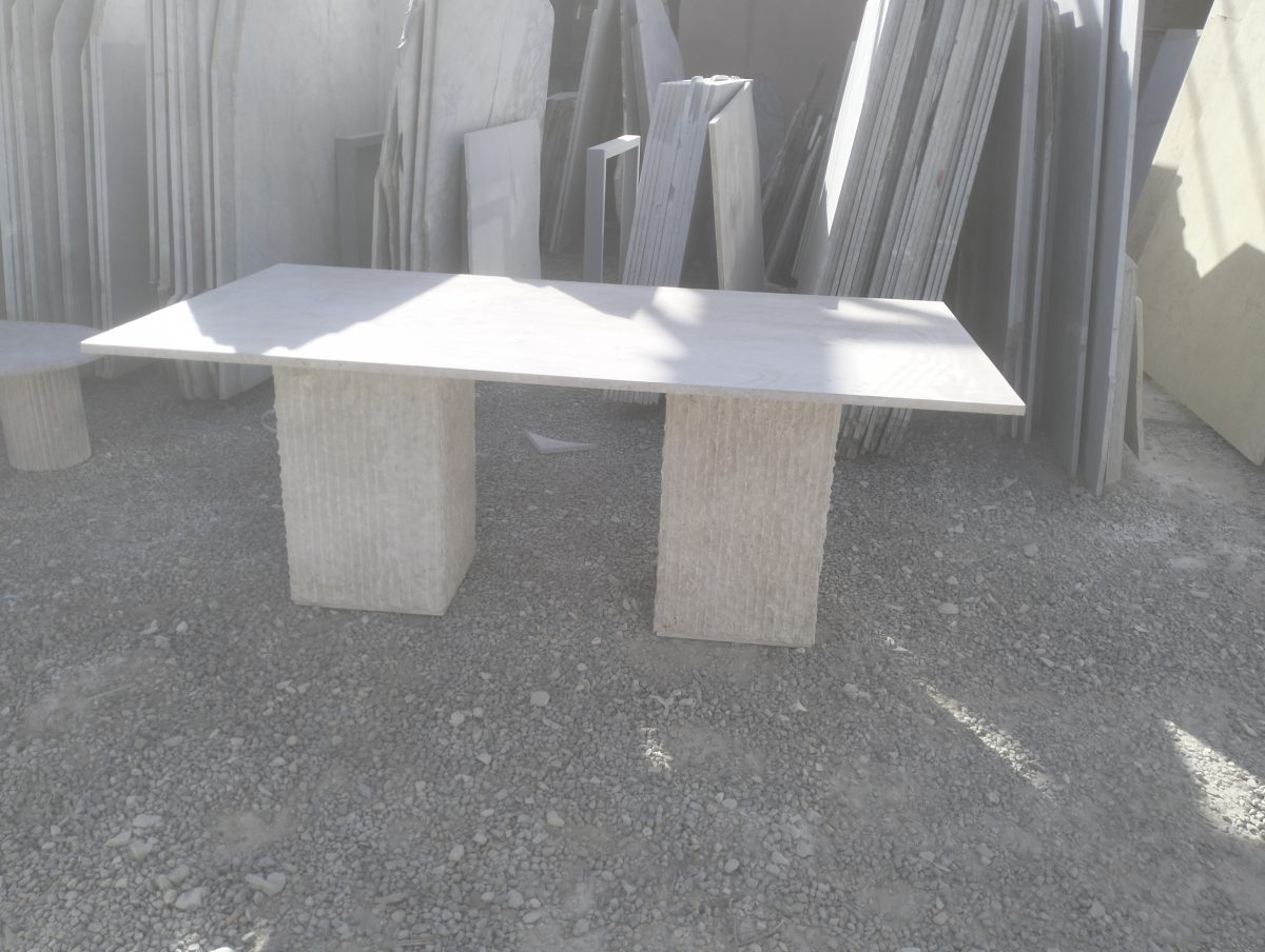 Table en marbre clair à pieds cubiques piqués, en dépôt