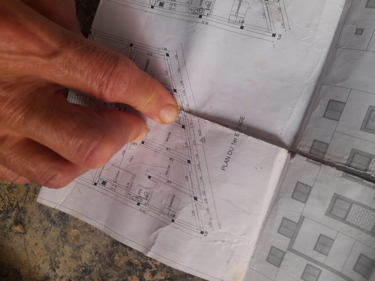 Plan d'architecte du 1er étage consulté sur un chantier