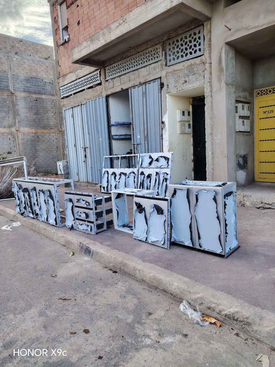 Meubles de cuisine en aluminium devant un atelier