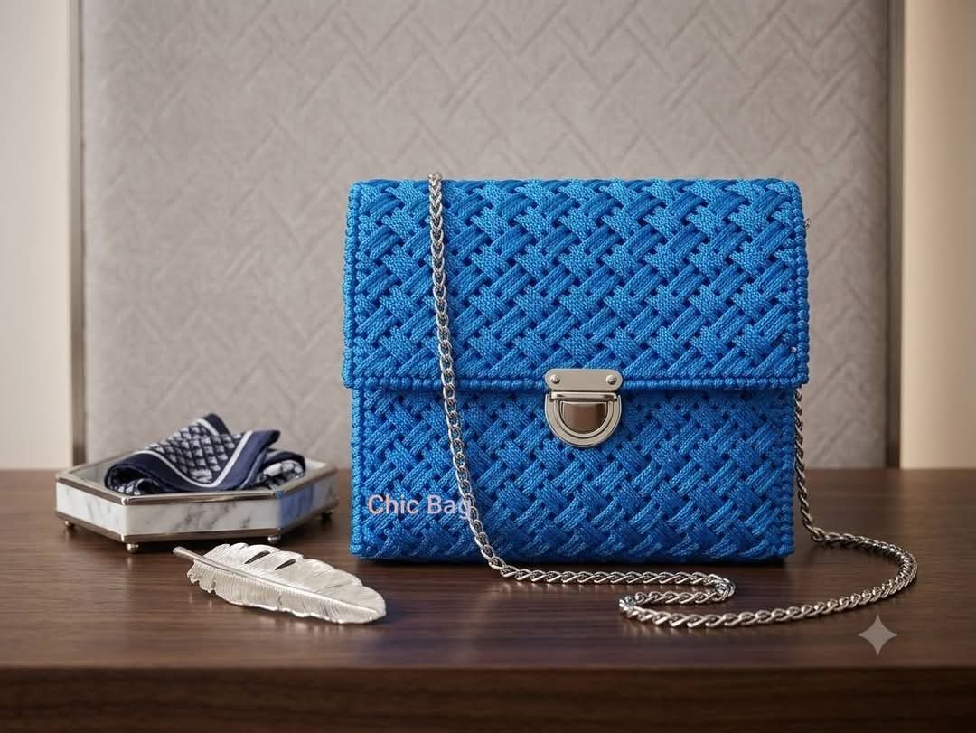 Sac à main bleu au crochet avec fermoir cartable et chaîne