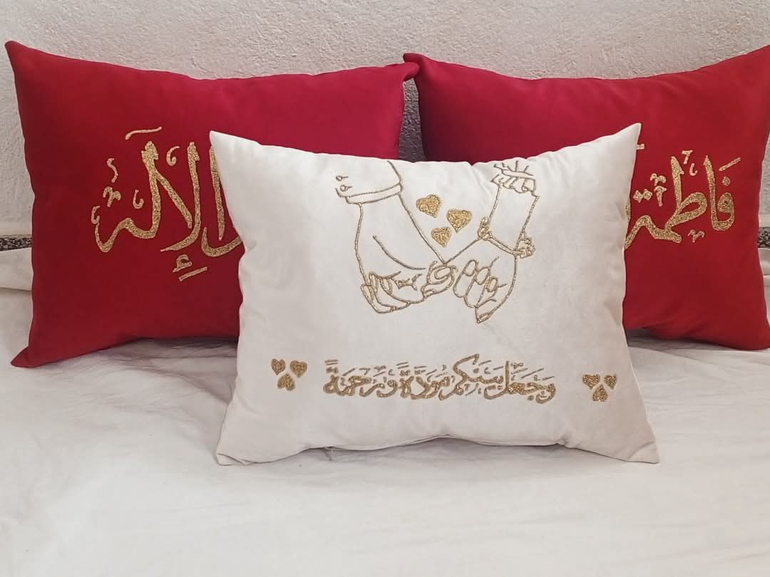 Coussins brodés dorés (mains enlacées et prénoms) pour mariage