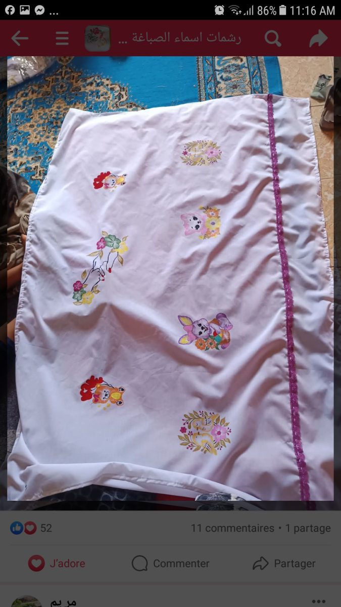 Drap blanc brodé de motifs floraux colorés