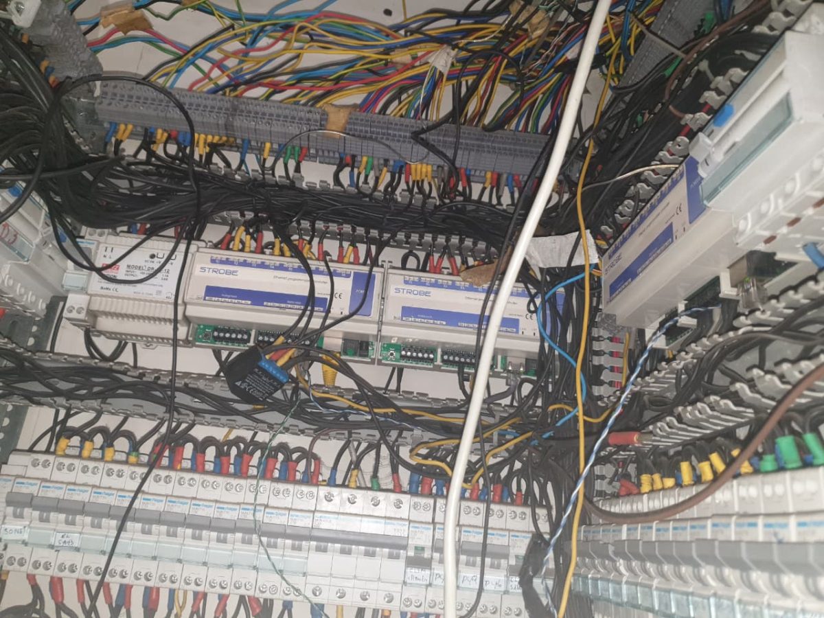 Armoire électrique et domotique très dense en cours de câblage