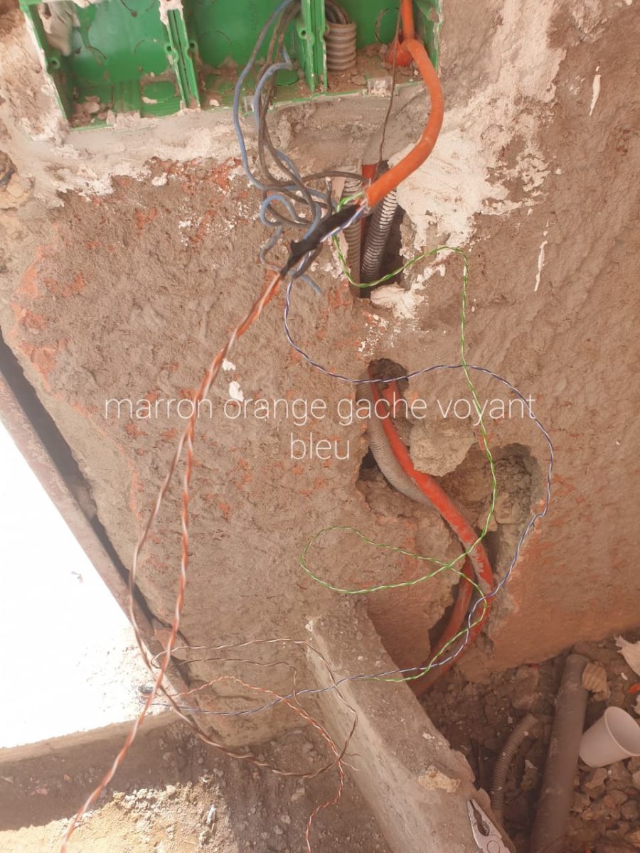 Passage de câbles en saignée sur un chantier
