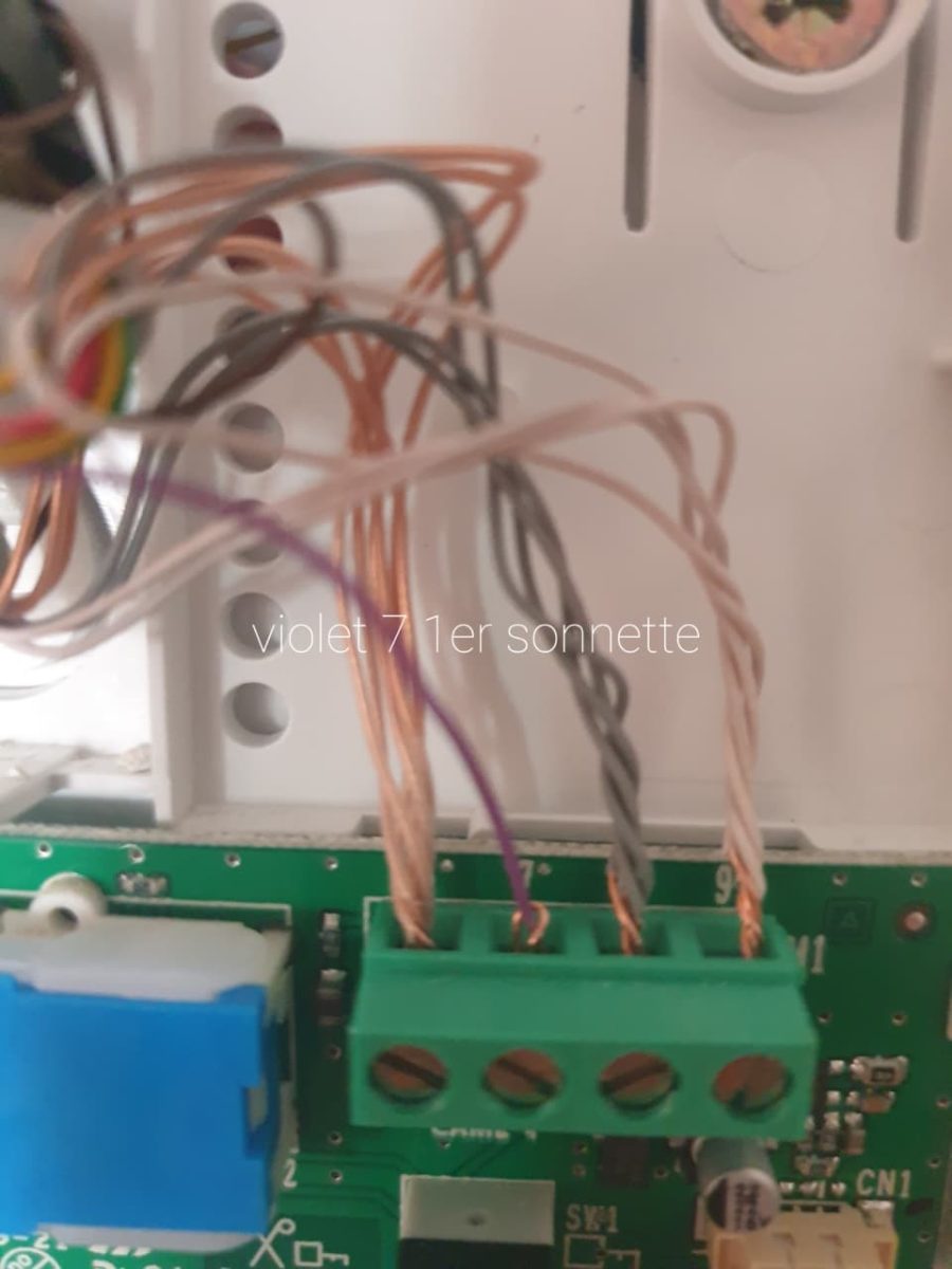 Raccordement de fils sur la carte d'un interphone