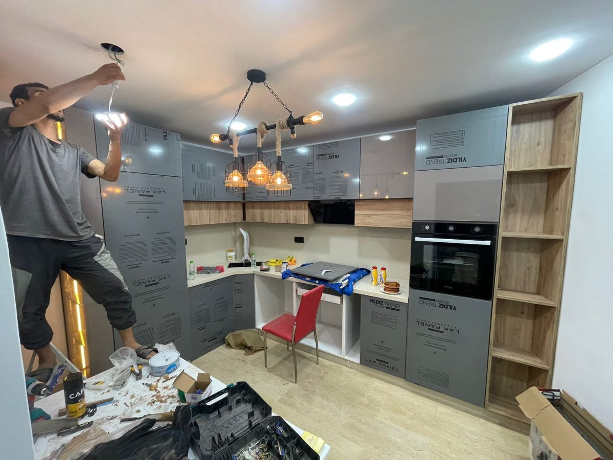 Cuisine en L grise laquée en cours d'installation