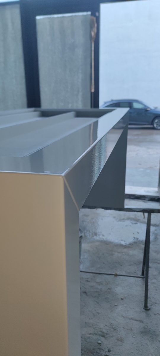 Coffre-banc laqué gris clair brillant, detail
