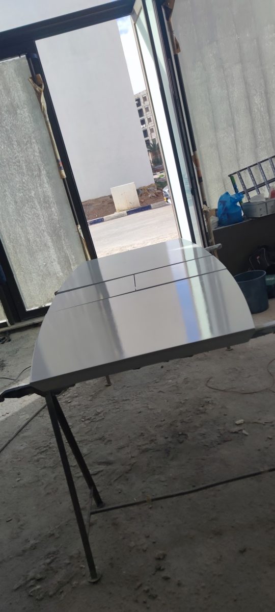 Meuble laqué gris clair à dessus arrondi, en laquage
