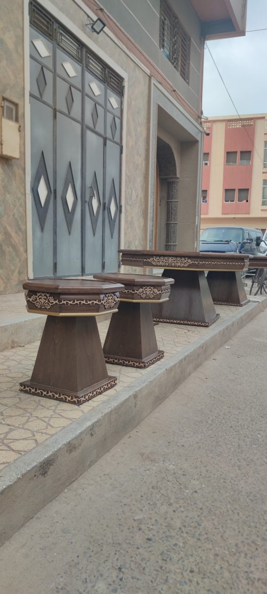 Tables basses octogonales en mélamine effet noyer à frises dorées