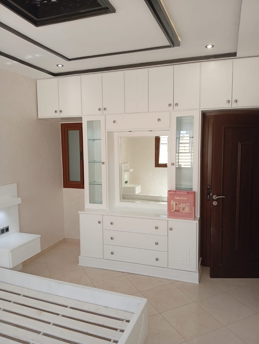 Coiffeuse-commode en mélamine blanc à miroir et vitrines