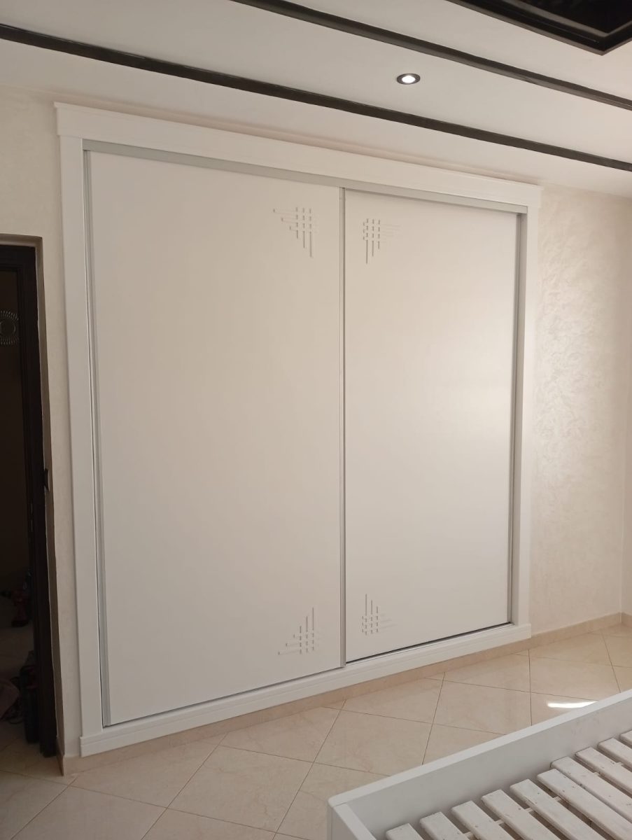 Armoire à portes coulissantes en mélamine blanc