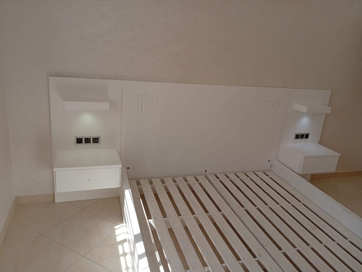 Tête de lit et chevets en mélamine blanc à niches rétro-éclairées