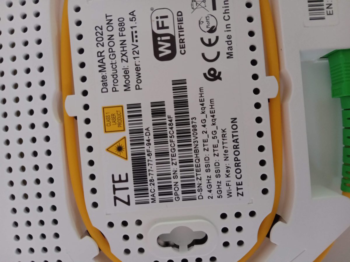 Étiquette arrière d'un modem fibre ZTE avant installation