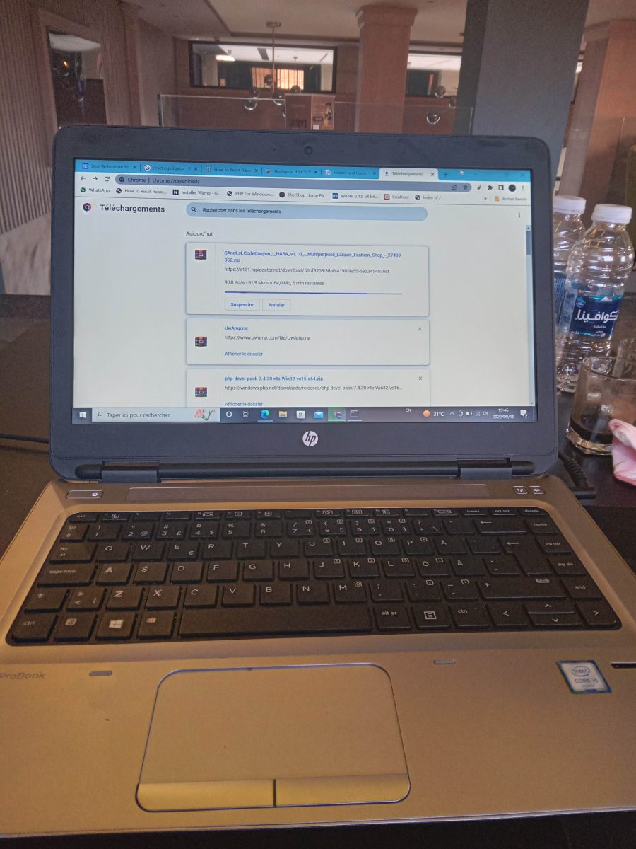 Ordinateur portable affichant une page web sur un comptoir