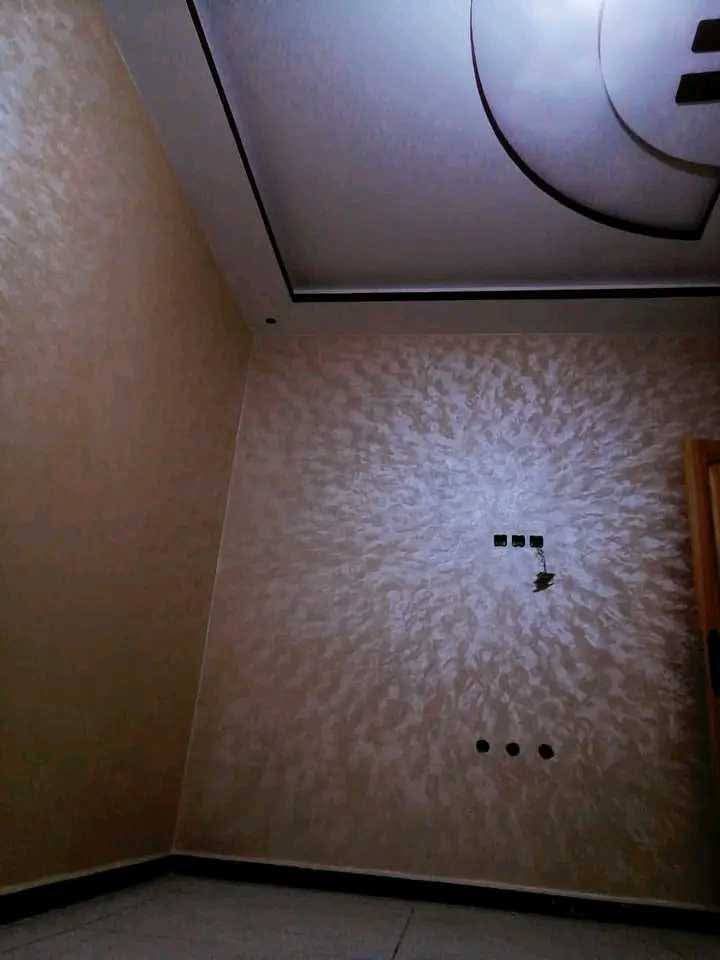 Mur en peinture décorative effet éponge beige-doré