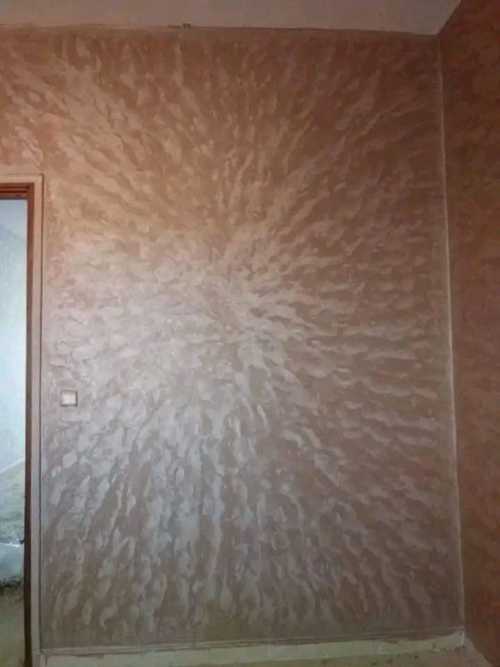 Mur en peinture décorative effet nuage beige-cuivré