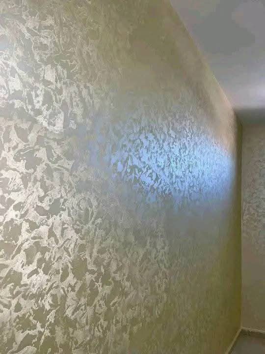 Mur en peinture décorative métallisée effet marbré doré et argenté