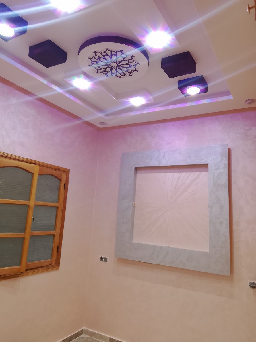 Faux plafond à rosace moucharabieh et spots RGB
