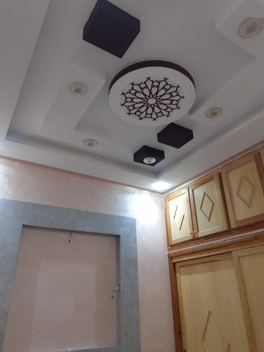 Faux plafond à rosace ajourée et caissons suspendus