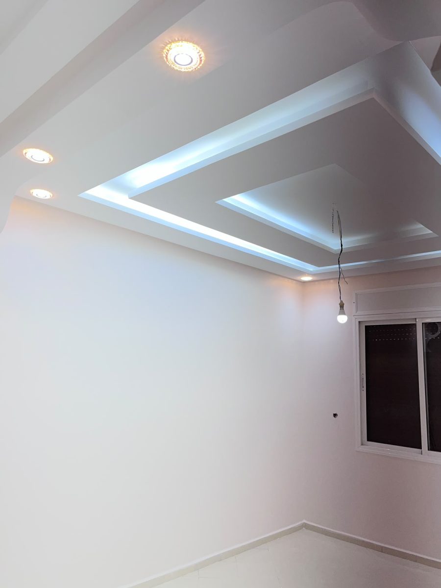 Faux plafond en plâtre à losange rétroéclairé LED bleu et spots