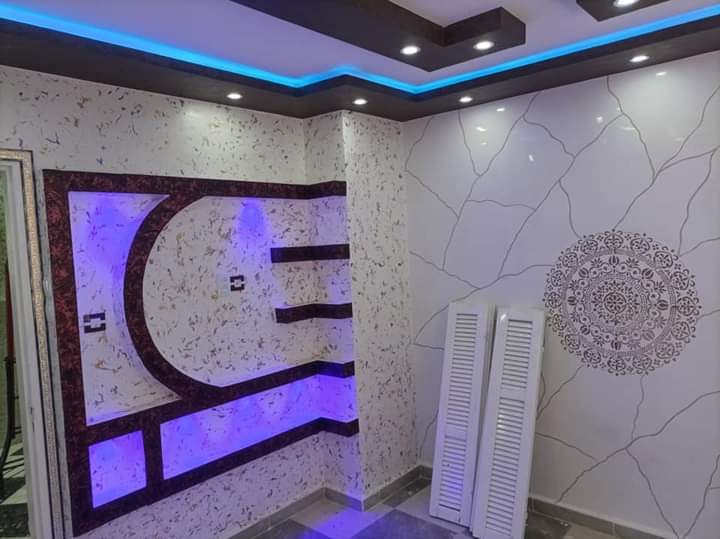 Mur effet marbre avec panneau géométrique rétroéclairé LED