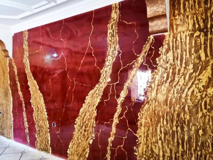 Mur en peinture décorative effet marbre rouge veiné d'or