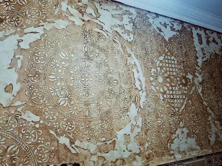 Plafond décoré au pochoir d'un médaillon arabesque doré patiné