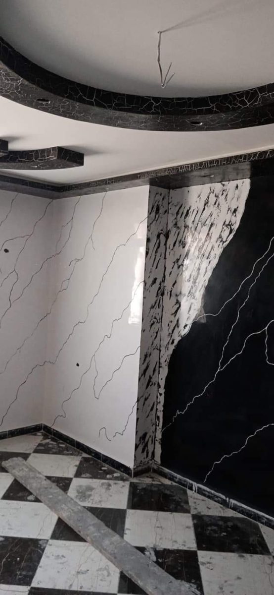 Pièce à murs effet marbre et faux plafond rond craquele