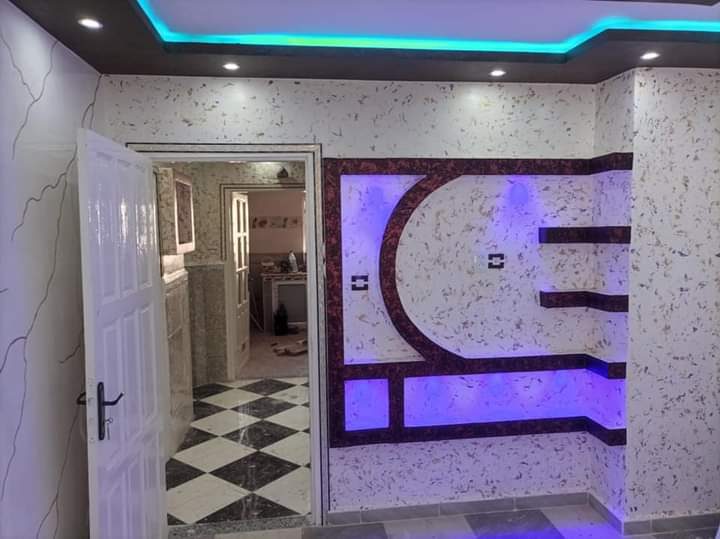 Niche télé rétroéclairée sur mur en enduit nacré