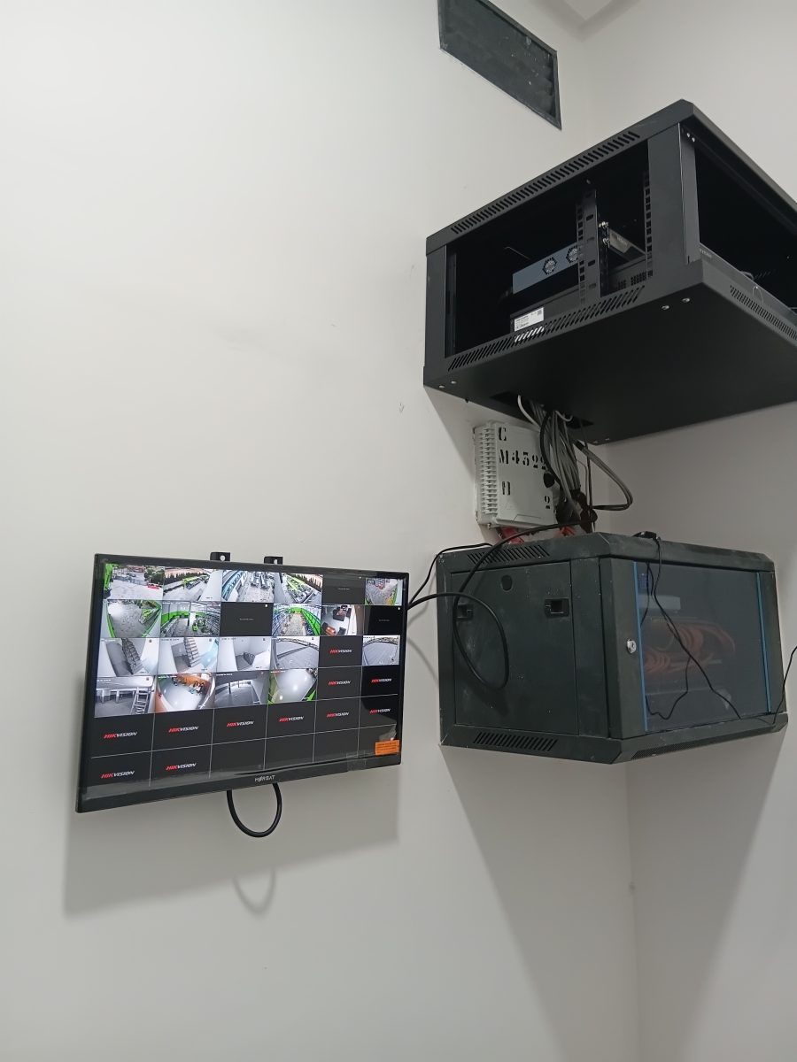 Moniteur multi-caméras et coffret d'enregistreur mural