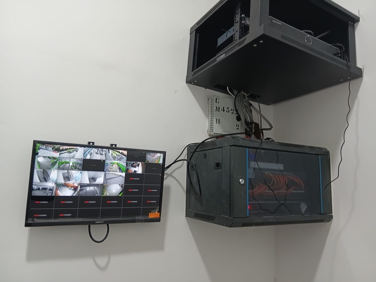 Poste de vidéosurveillance : moniteur multi-caméras et baie murale