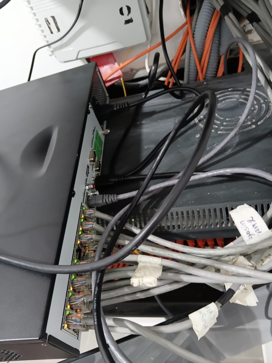 Enregistreur vidéo (DVR) et câbles étiquetés en local technique