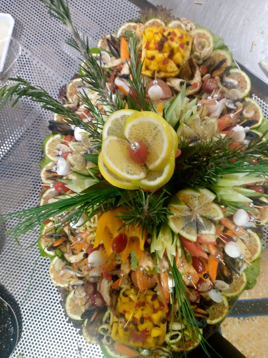 Grand plateau de fruits de mer décoré