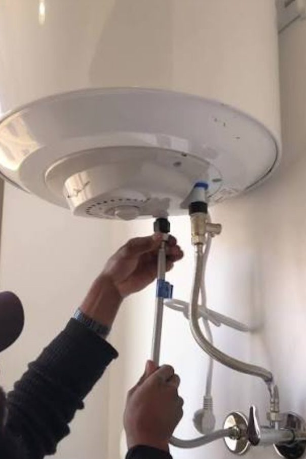 Raccordement d'un chauffe-eau électrique mural par un plombier