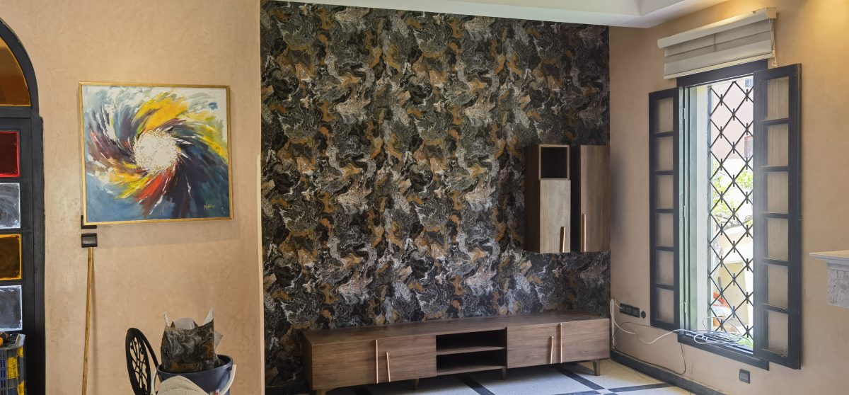 Mur TV en papier peint effet marbre multicolore avec meuble bois