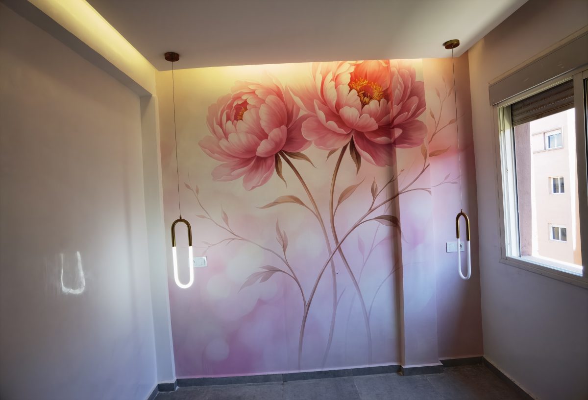 Papier peint panoramique à pivoines roses posé sur un mur