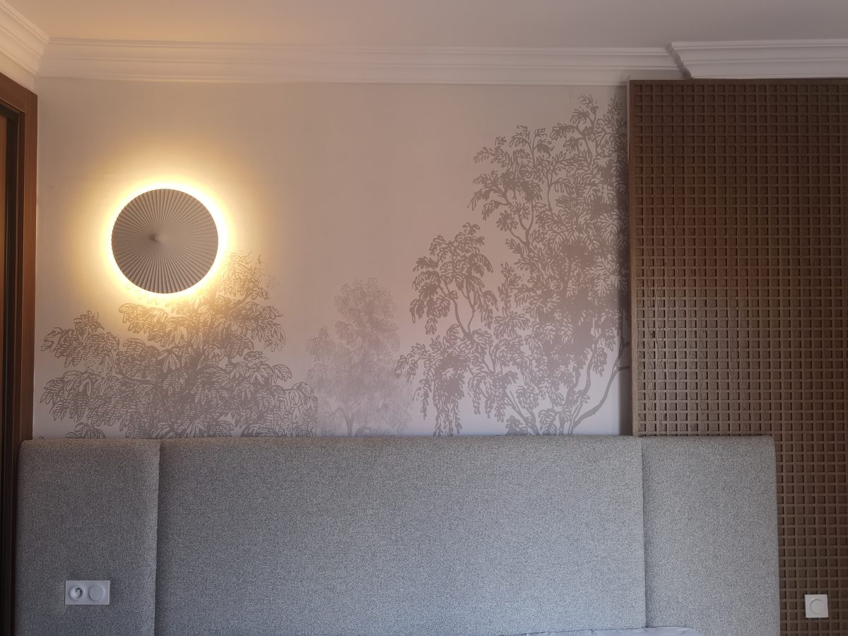Papier peint panoramique à motif d'arbres en tête de lit avec applique LED