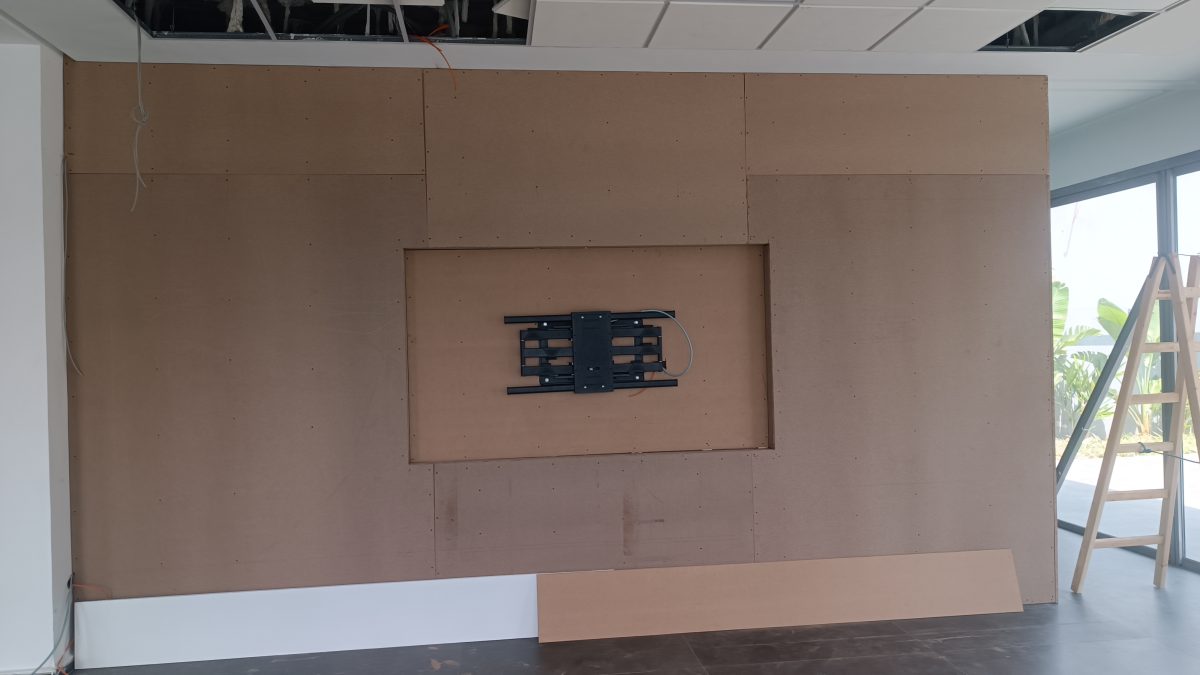 Mur TV en panneaux MDF avec support articulé, en cours