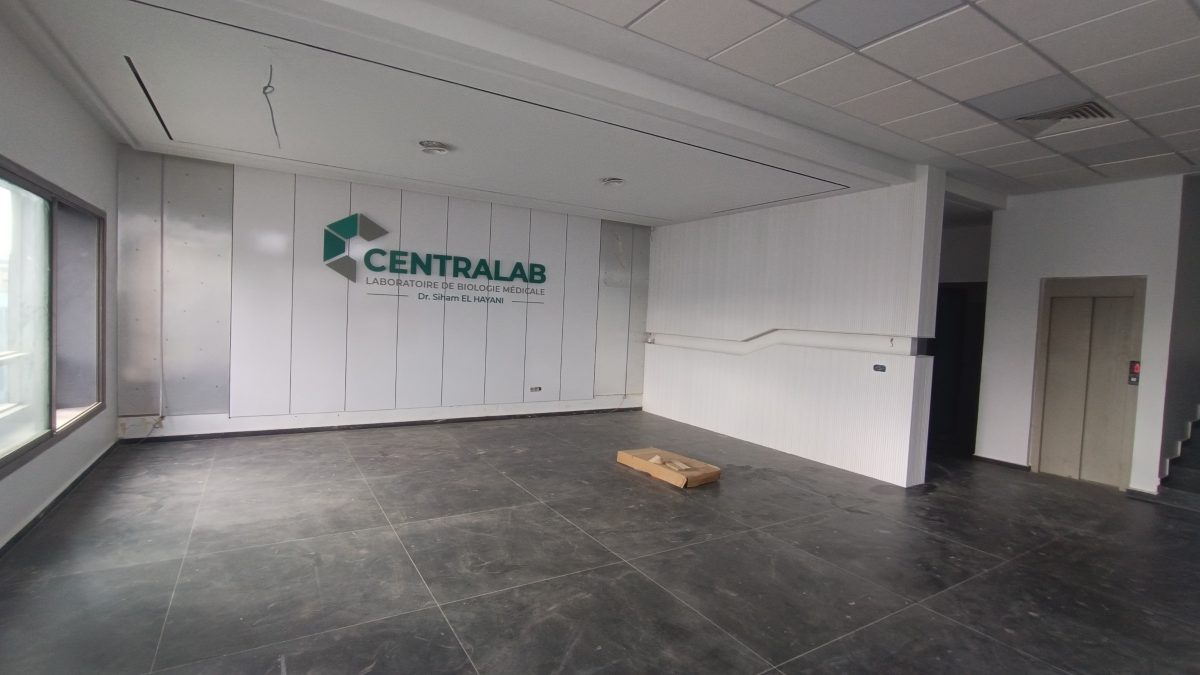 Espace d'accueil aménagé avec enseigne murale