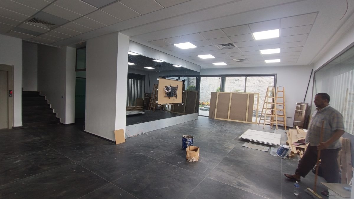 Chantier d'aménagement intérieur à mur miroir