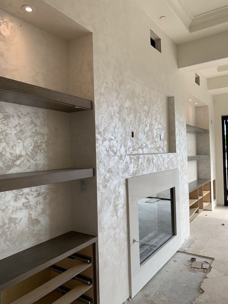 Mur en enduit décoratif effet nuage avec cheminée encastrée