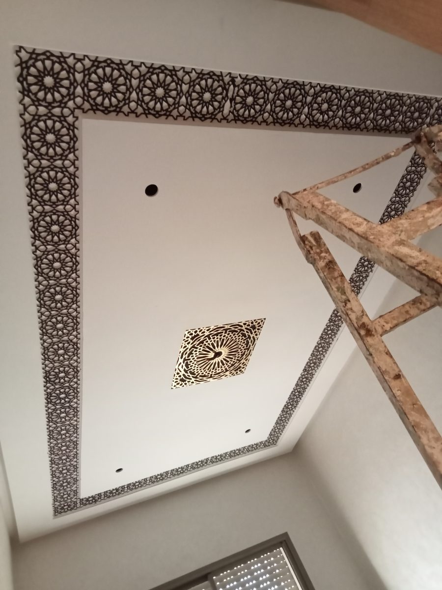 Plafond à frise arabesque noire et médaillon central ajouré doré