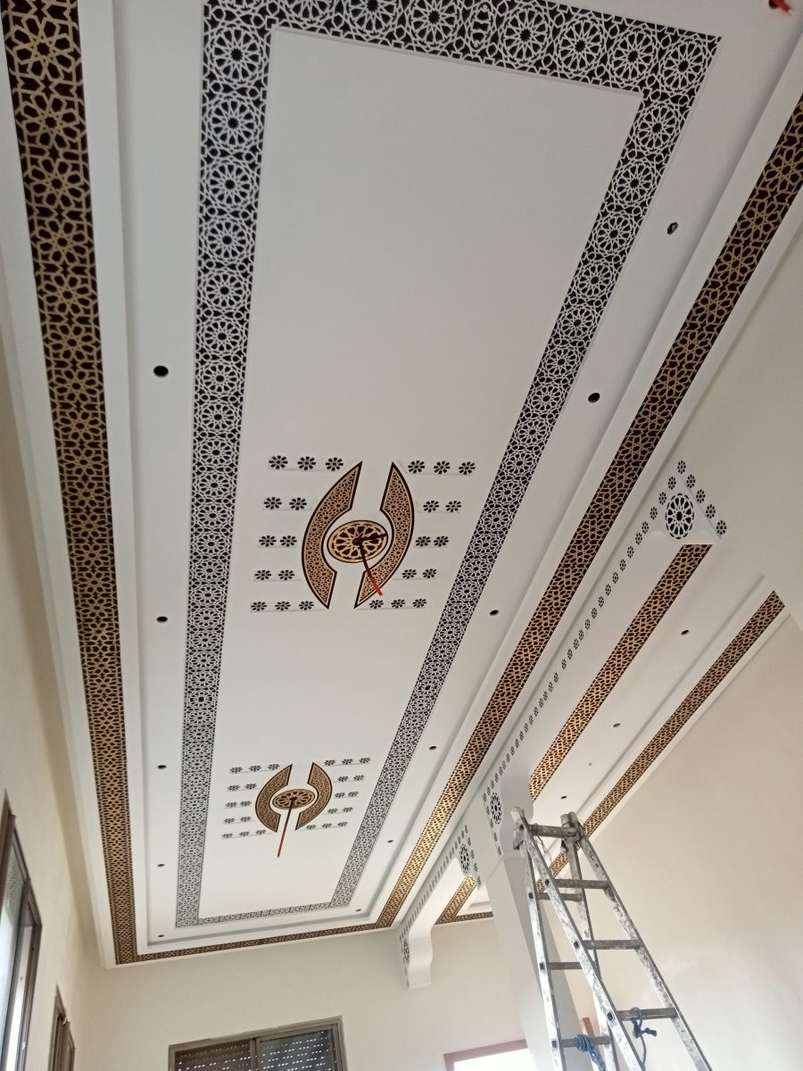 Plafond à frises arabesques découpées noir et or, en cours
