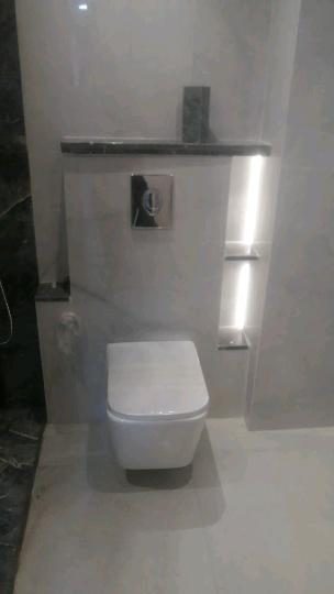 WC suspendu et niche éclairée effet marbre
