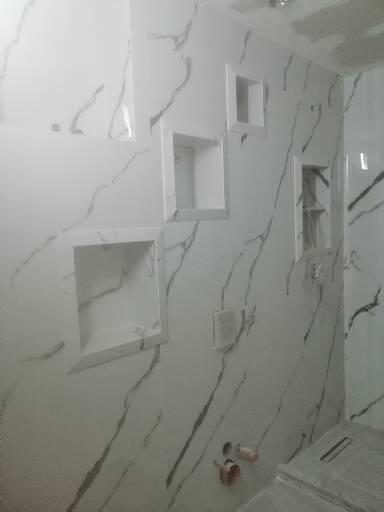 Salle de bain habillée effet marbre avec niches