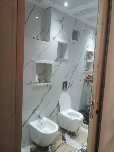 Salle de bain effet marbre avec WC suspendu