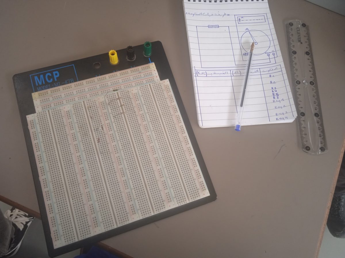 Plaque d'essai et carnet de calculs d'électronique